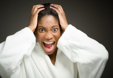 Stresli modeli saç çekerek