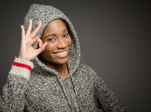 Modell gestikuliert ok Zeichen — Stockfoto