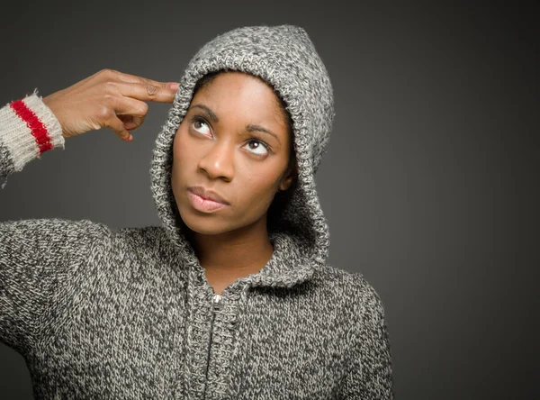 Modèle désespéré avec arme de poing — Photo