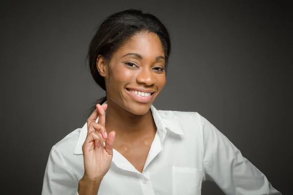 Model met vingers gekruist voor geluk — Stockfoto