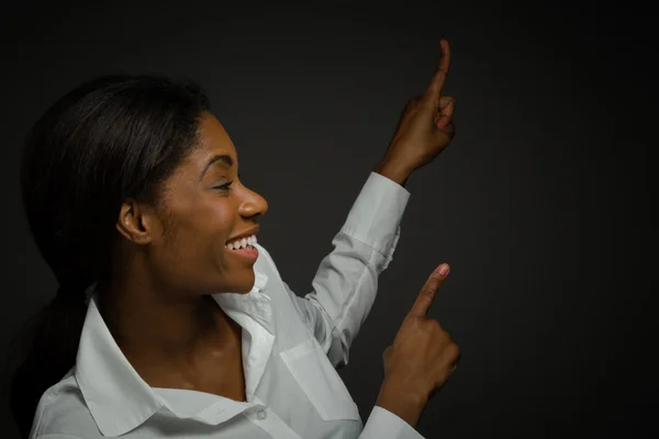 Model met vingers wijzen — Stockfoto