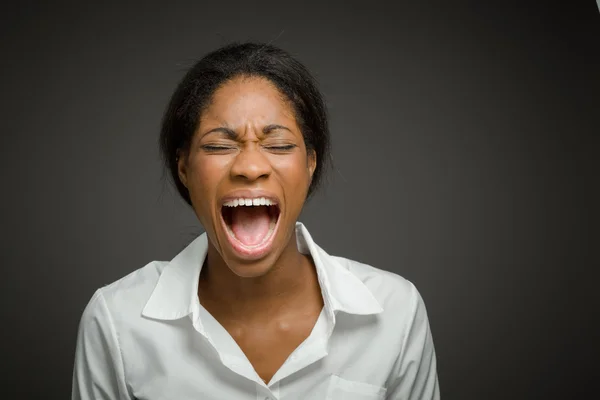 Modelo furioso gritando — Fotografia de Stock