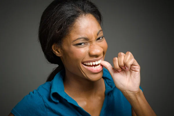 Modelo nervioso morder las uñas — Foto de Stock