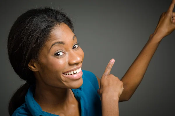 Model met vingers wijzen — Stockfoto