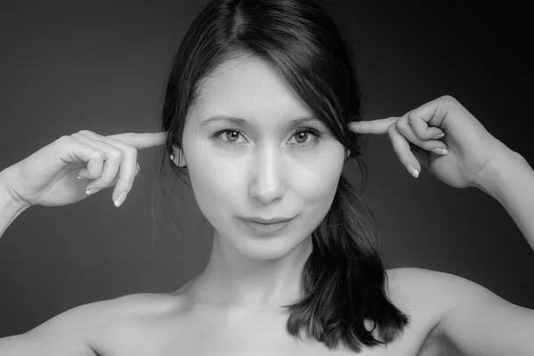 Modelu zatykanie uszu palcami — Zdjęcie stockowe