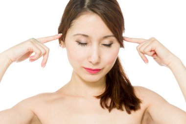 Parmak tarafından kulakları tıkalı modeli