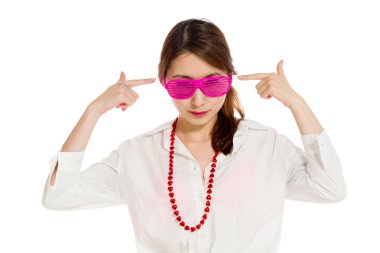 Parmak tarafından kulakları tıkalı modeli