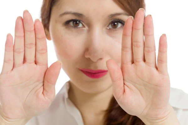 Modell gestikulerande stoppskylt med händer — Stockfoto