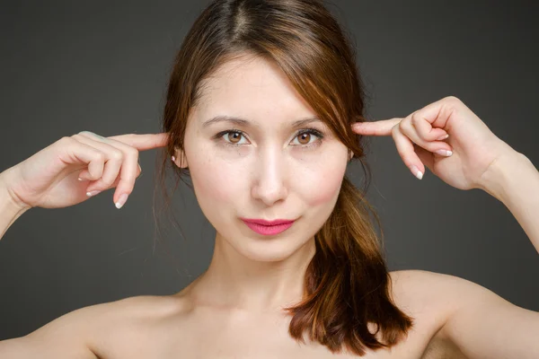 Modèle bouchant les oreilles par les doigts — Photo