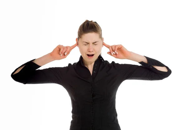 Modèle bouchant les oreilles par les doigts — Photo