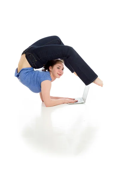 Gymnastiska modellen stretching med laptop — Stockfoto