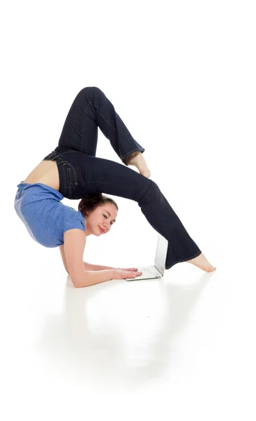 Gymnastiska modellen stretching med laptop — Stockfoto