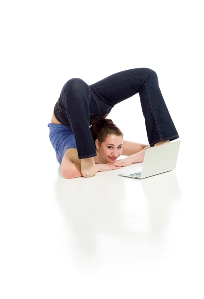 Gymnastiska modellen stretching med laptop — Stockfoto