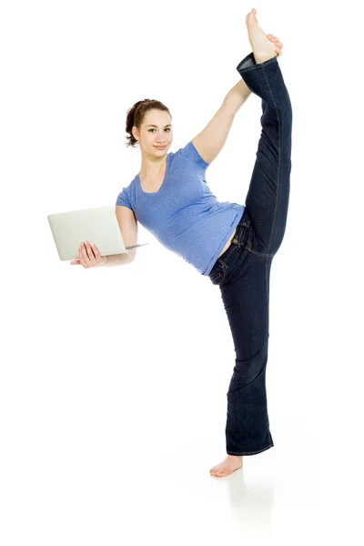 Gymnastické Model táhnoucí se s notebookem — Stock fotografie