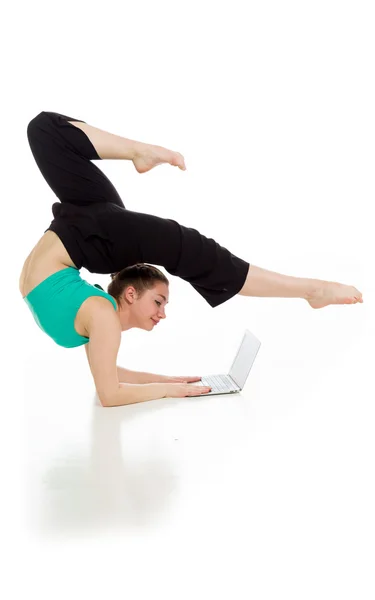 Gymnastiska modellen stretching med laptop — Stockfoto