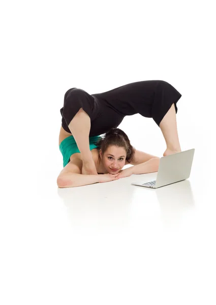 Modèle gymnastique étirement avec ordinateur portable — Photo