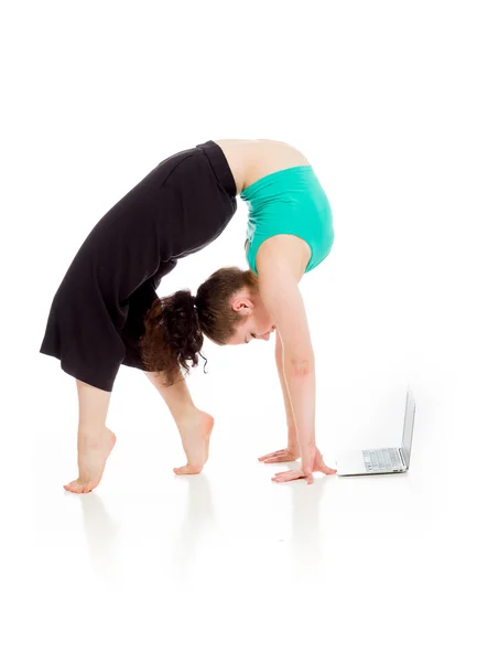 Gymnastiska modellen stretching med laptop — Stockfoto