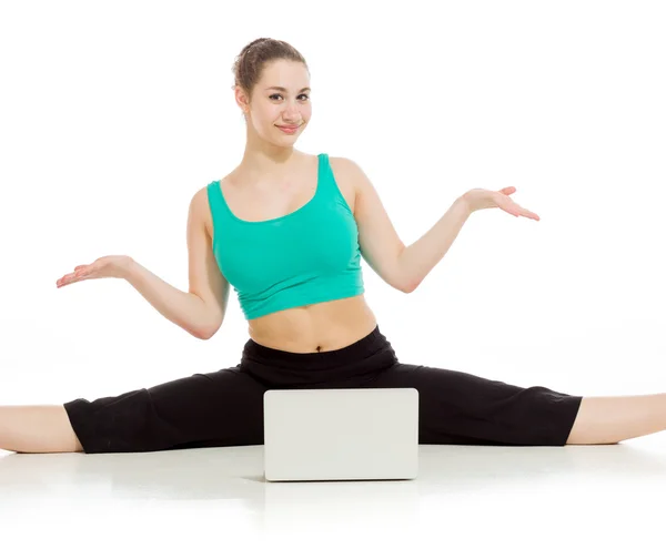 Gymnastiska modellen stretching med laptop — Stockfoto