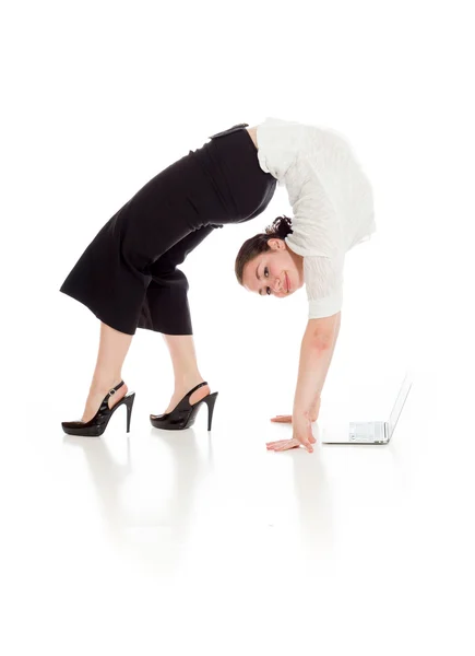 Gymnastikmodell Stretching mit Laptop — Stockfoto