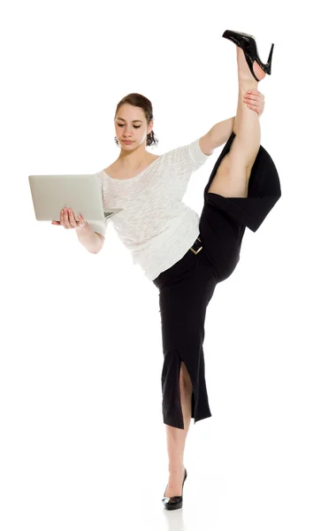 Gymnastiska modellen stretching med laptop — Stockfoto