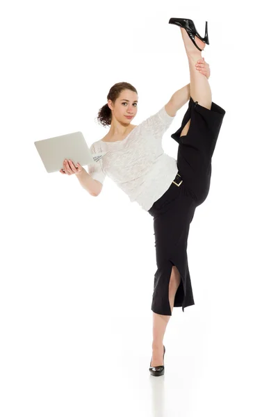 Gymnastiska modellen stretching med laptop — Stockfoto