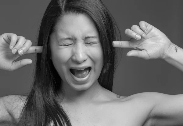 Modèle bouchant les oreilles par les doigts — Photo