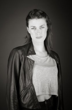 Kızgın modeli endişeli