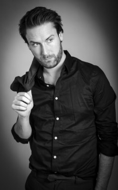 yakışıklı bir adam uzakta arıyorsunuz