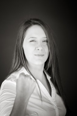 Bir yumruk gösteren model