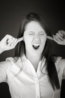 parmak ile kulakları tıkalı modeli