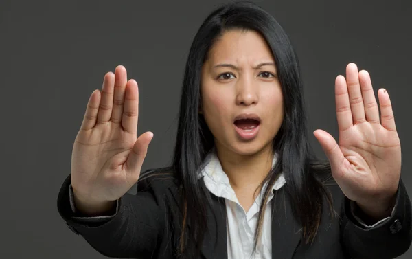 Modell gestikulerande stoppskylt med händer — Stockfoto