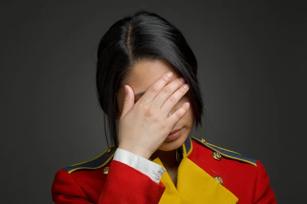 Model verbergen gezicht in schande — Stockfoto