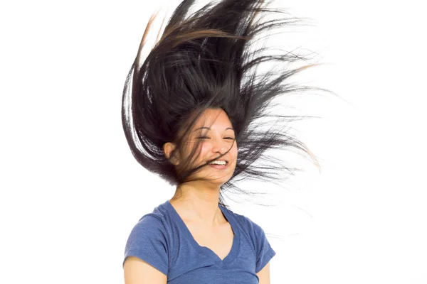 Modell energisk skakar hennes hår — Stockfoto