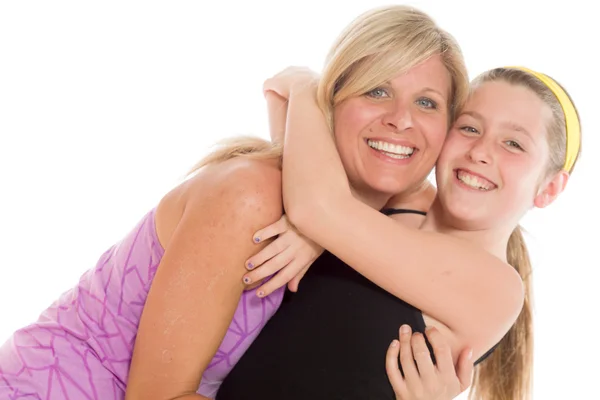 Glückliche Mutter und Tochter beim Umarmen — Stockfoto