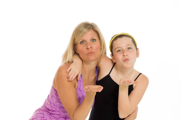 Matka a dcera, foukání polibky — Stock fotografie