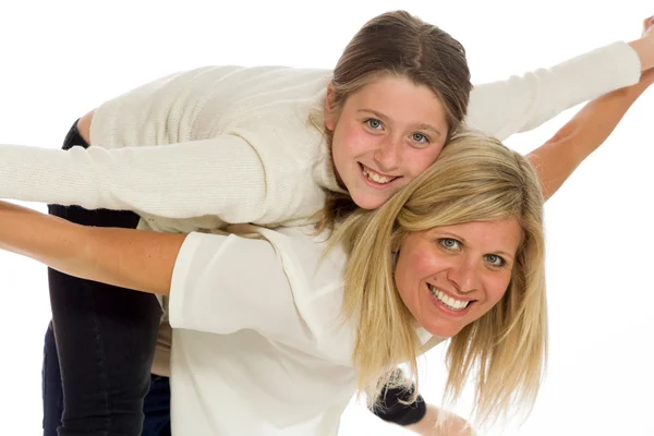 Mutter und Tochter haben Spaß zusammen — Stockfoto