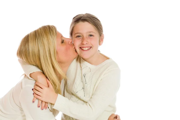 Glückliche Mutter und Tochter küssen — Stockfoto