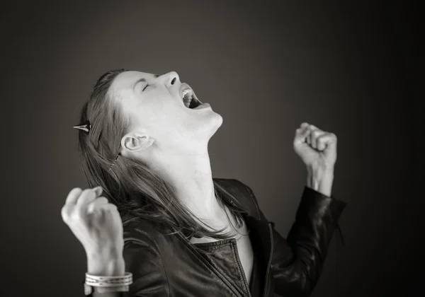 Modelo gritando com punhos para cima — Fotografia de Stock