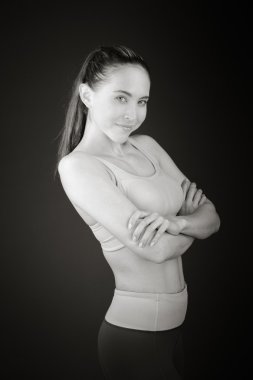 Mutlu geçti silah ile gülümseyen model