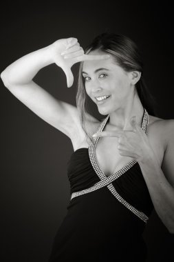 Çerçeveleme eller tarafından odaklanarak model