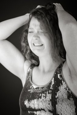 Stresli modeli saç çekerek