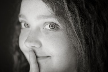 dudaklarında parmak ile model