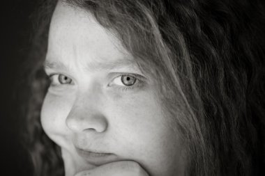 Çene üzerinde el ile modeli düşünme