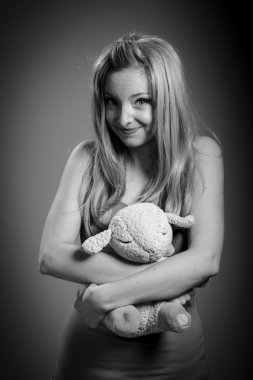 Koyun oyuncak tutan kadın