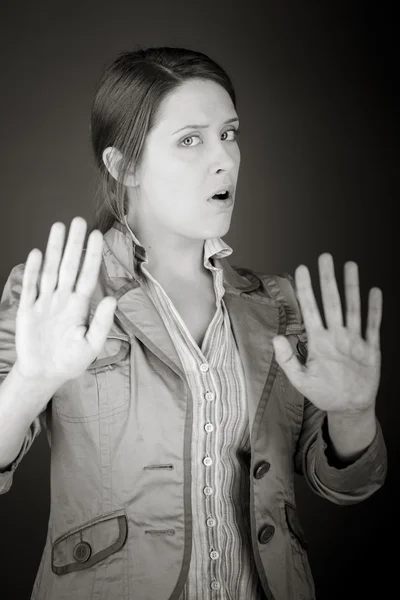 Model gebaren stopbord door handen — Stockfoto
