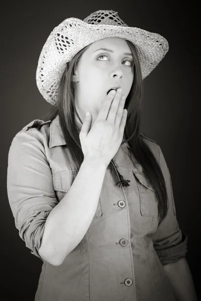 Modelo cobrindo boca à mão — Fotografia de Stock