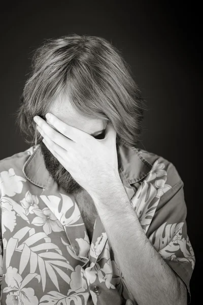 Model schämt sich, Gesicht in der Hand zu verstecken — Stockfoto