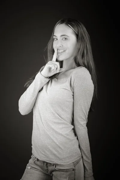 Modell mit Finger auf den Lippen — Stockfoto