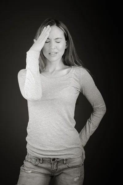Modeli karışık baş ağrısı muzdarip — Stok fotoğraf