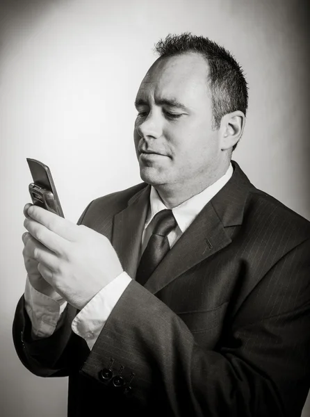 Hombre usando teléfono móvil — Foto de Stock